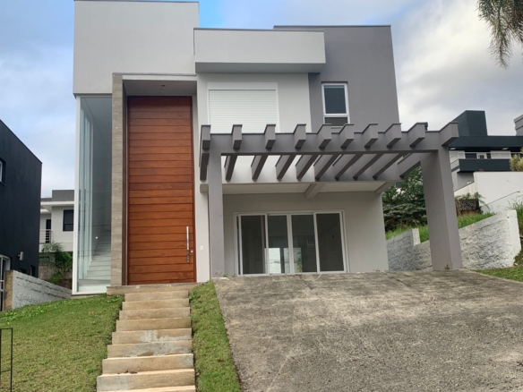 3 dormitórios 3 suítes 5 banheiros 2 vagas 361.61m² privativo 193.7m² construído CASA CONDOMÍNIO BUENAVISTA Excelente residência, projeto moderno com ampla área envidraçada, orientação solar privilegiada, 193 m² de área construída em terreno elevado com linda vista para o pôr do sol. O pavimento térreo conta com hall de entrada, lavabo, ampla sala de estar com lareira, sala de jantar, pé direito duplo, cozinha integrada, lavanderia e banheiro auxiliar. Completam o térreo um grande pátio gramado. No segundo pavimento há três confortáveis suítes, sendo a do casal com amplo banheiro e closet. O Buenavista Condomínio Parque é um condomínio fechado de terrenos, possui infraestrutura completa e conceito de clube, suas unidades contam com áreas privativas a partir de 330 m². Com projeto realizado em 2008 pela incorporadora Maiojama em parceria com o escritório de arquitetura Mário Quintana, está localizado em uma área com mais de 700 mil m². Cercado pela natureza, mais de 220 mil m² são áreas de mata nativa preservada, possibilitando a integração perfeita entre moradia e o convívio junto a natureza. Seu conceito de clube possui uma estrutura completa: - Academia - Academia ao ar livre - Cachorródromo - Cafeteria para moradores e visitantes - Cancha de bocha - Espaço kids / Brinquedoteca - Estacionamento para visitantes - Máquina de água quente - Máquina de gelo - Mata nativa - Mercado para moradores e visitantes - Piscinas adulto e infantil - Pista de patins - Pista de skate - Bowl e Street - Playground - Portaria de serviço - Portaria Social - Quadra de areia - Quadra de futebol gramado - Quadra de tênis - Quadra poliesportiva - Quiosques com churrasqueira - Restaurante para moradores e visitantes - Salão de beleza para moradores e visitantes - Salão de festas clube para 100 pessoas - Salão de festas externo para 50 pessoas - Salão gourmet para 25 pessoas - Trilha ecológia - Vestiário e banheiros Visite este imóvel, plantão no condomínio. Jaqueline Santos (51) 99503.4438 Corretora de Imóveis Creci 75.328F