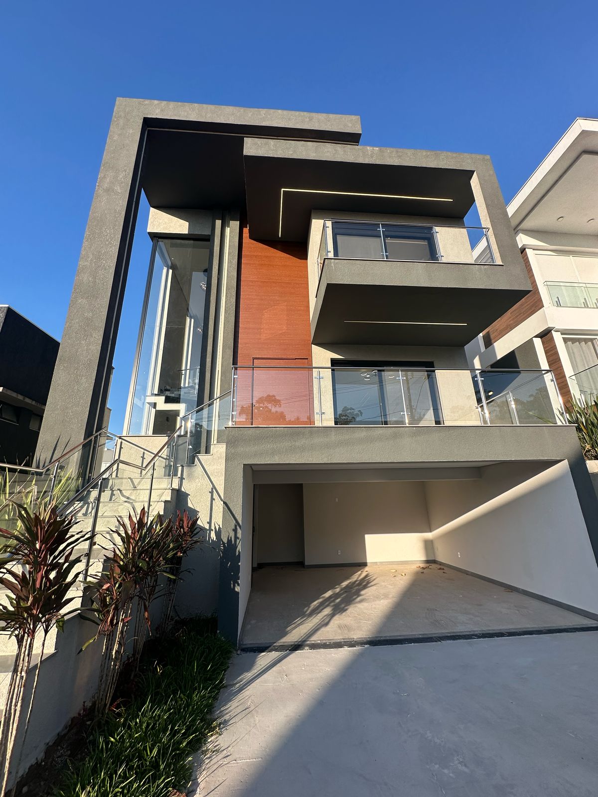 Venda Casa em Condominio de Alto Padrão R$ 1.700.000,00 CONDOMINIO BUENAVISTA VIAMÃO 1º. PAVIMENTO- Sala de estar com lareira, sacada, sala de jantar, com pé direito duplo, cozinha, lavabo, espaço gourmet , banheiro, lavanderia, área de serviço; 2º PAVIMENTO- Suite master com closet e sacada, mais 2 dormitórios e banheiros social Pátio nos fundos com 80m², para lazer. SUB SOLO-Garagem para 2 carros; IPTU: R$ 1.000,00 Cond: R$ 780,00 Condomínio Buena vista, Viamão - RS Área total: 330m² Área prívativa: 235m² Infraestrutura do Condomínio. Condominio Fechado Espaco Gourmet Piscina Adulto Piscina Infantil Playground Portaria 24 horas Quadra Esporte 3 Salões de Festas Agende uma visita: 51.99503.4438 #imóveis #imovel #imóveis #imoveisavenda #imoveisdeluxo #imoveisaltopadrao #imoveisdeluxo #imoveisaltopadrao #imovel #instagram #insta #instagram #portoalegre #portoalegreoficial